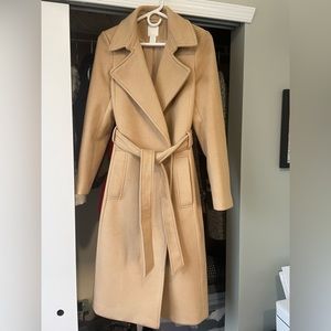 H&M women’s camel colored coat with belt and button details!